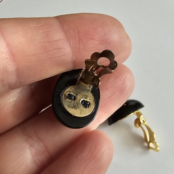 Vintage earrings black oval clip on gold tone - Picture 7 of 10